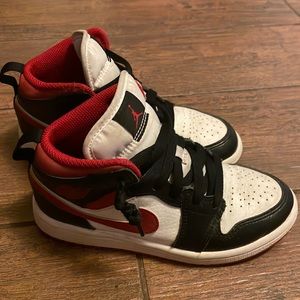 Air Jordan mid 1